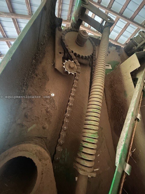 2011 John Deere 568 Image 10