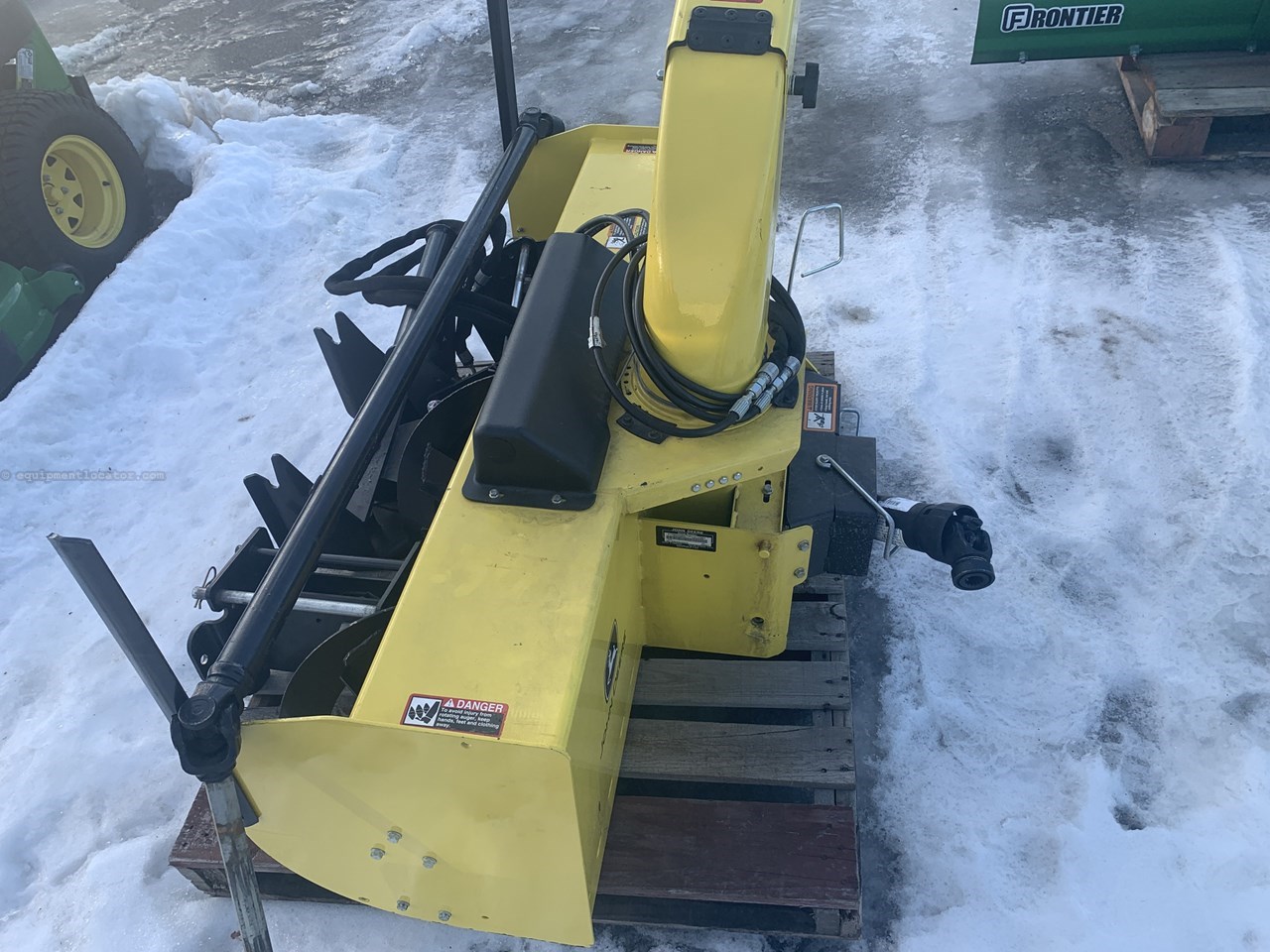 2020 John Deere 2025R Image 10