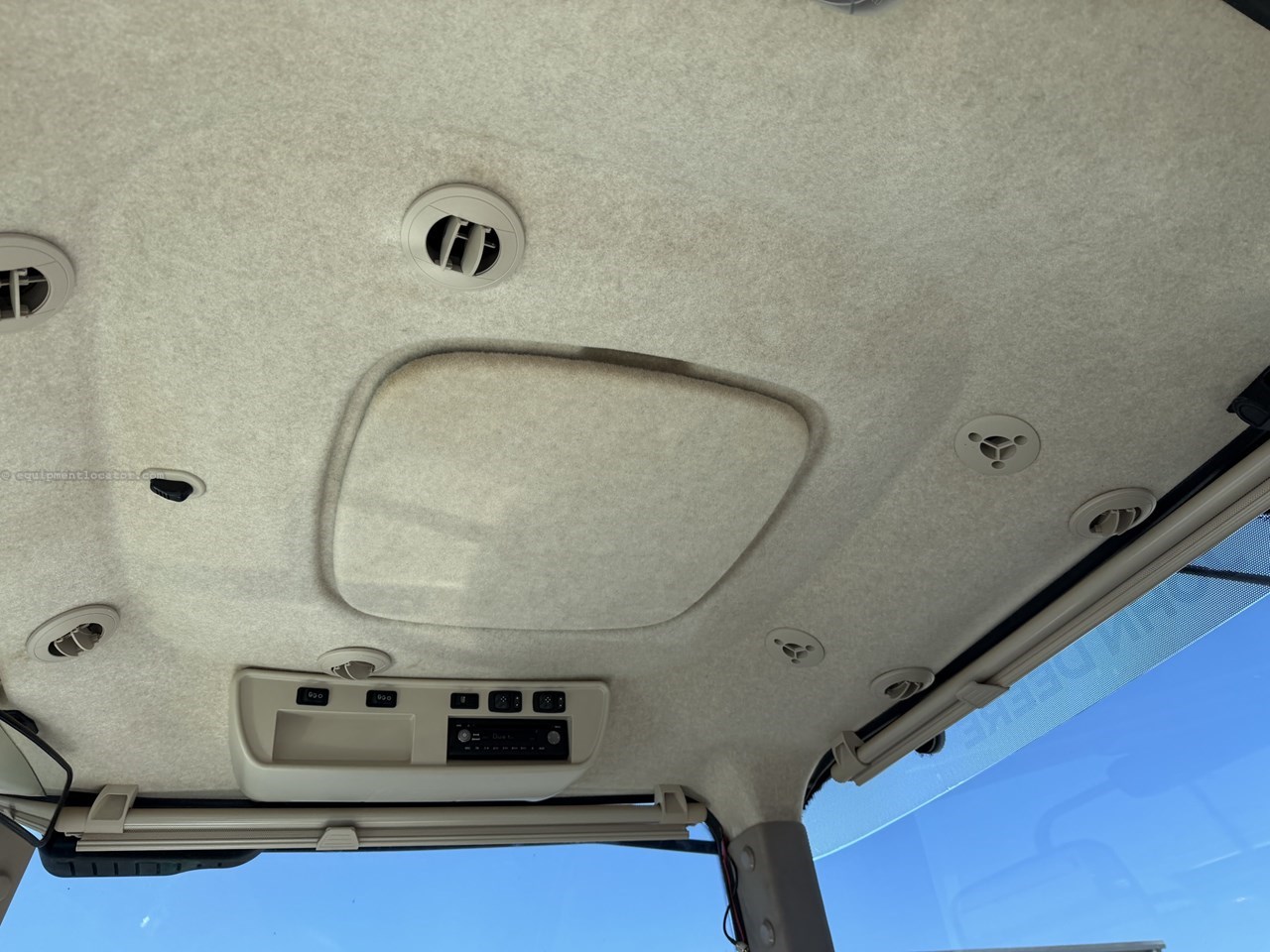 2017 John Deere 8400R Image 32