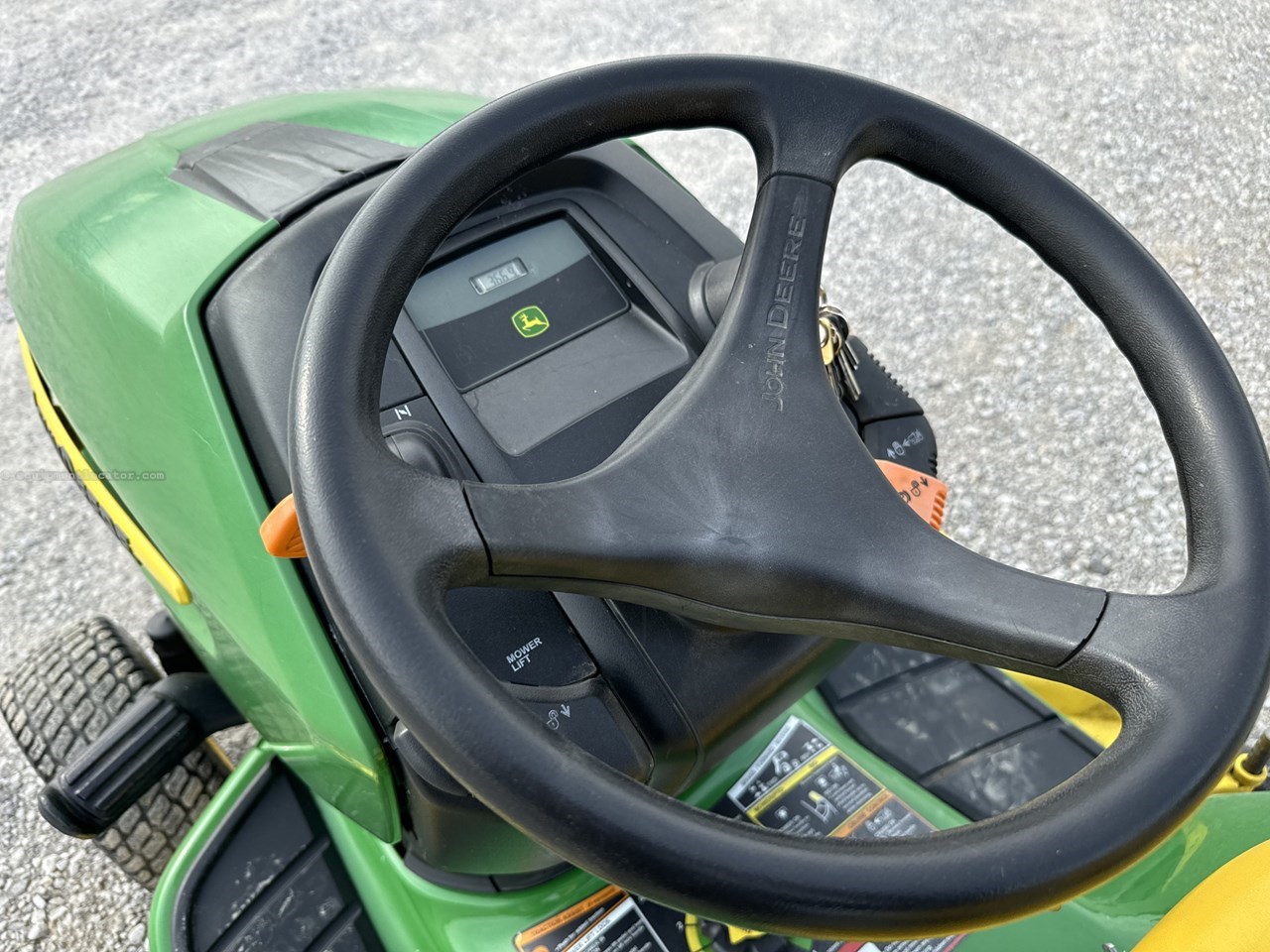 2011 John Deere X320 Image 10