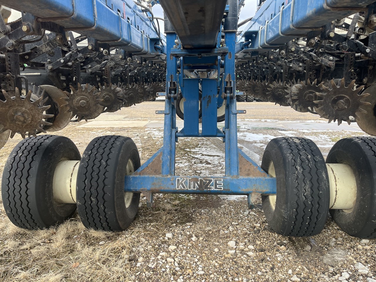 2003 Kinze 3700 Image 4