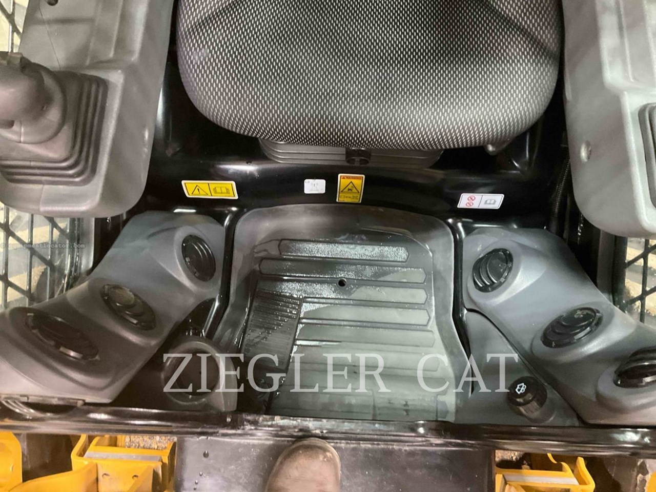 2023 Caterpillar 242D3 Image 10