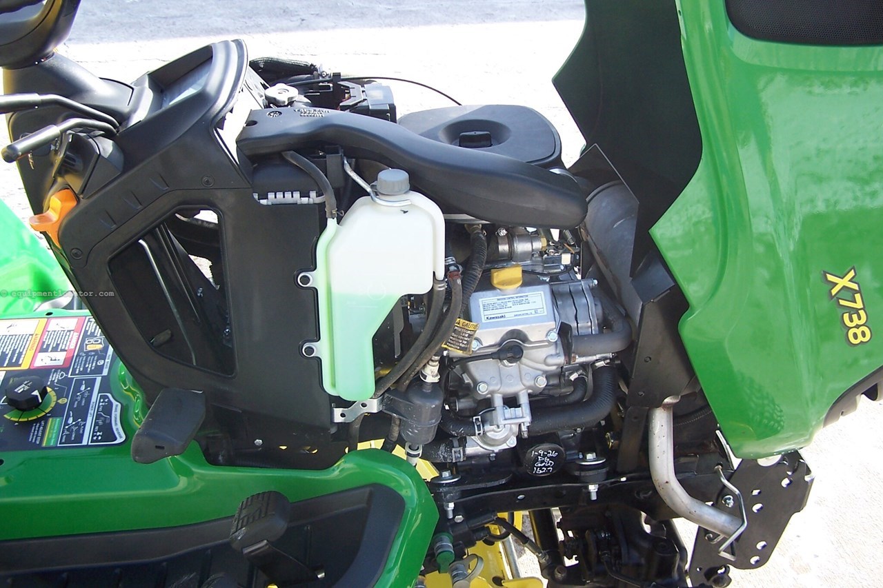 2019 John Deere X738 Image 32