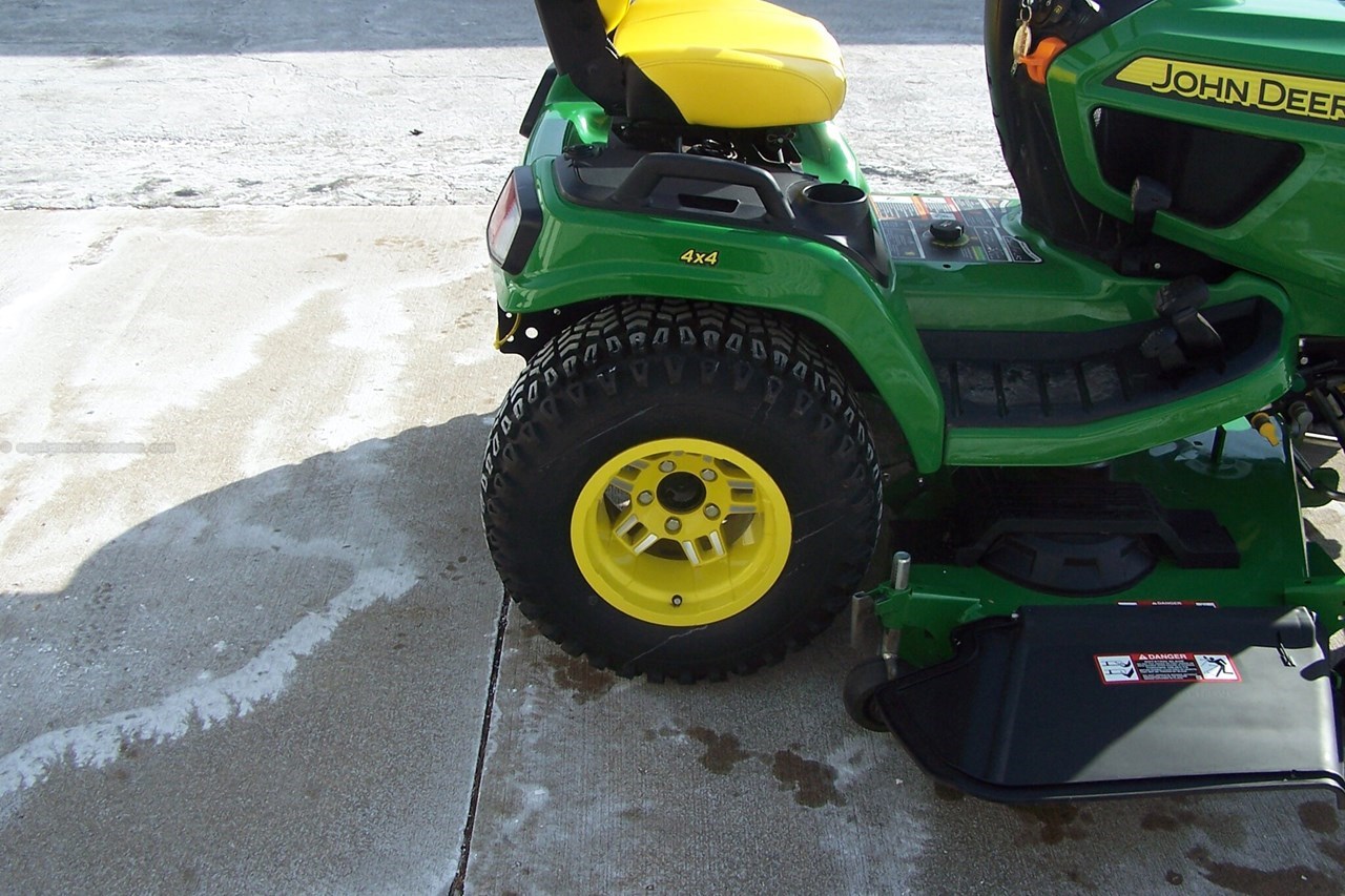 2023 John Deere X758 Image 25