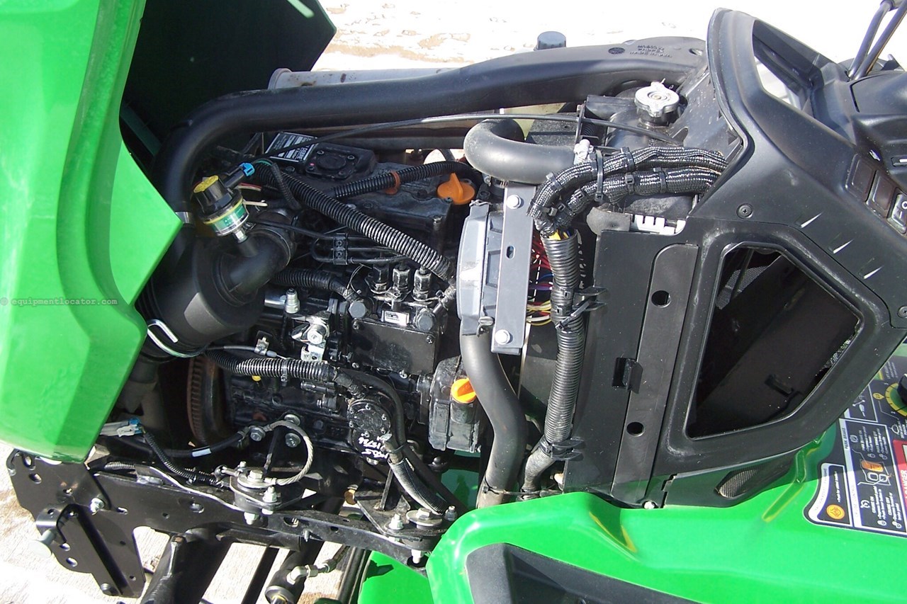 2023 John Deere X758 Image 31