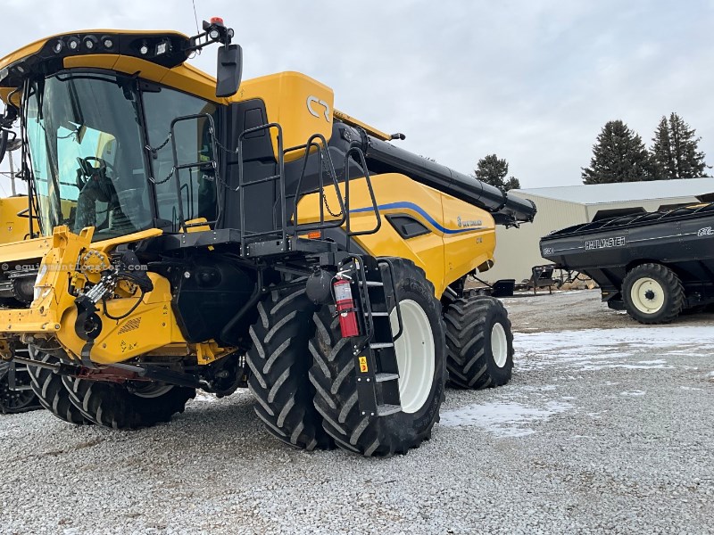 2025 New Holland CR10 Image 2