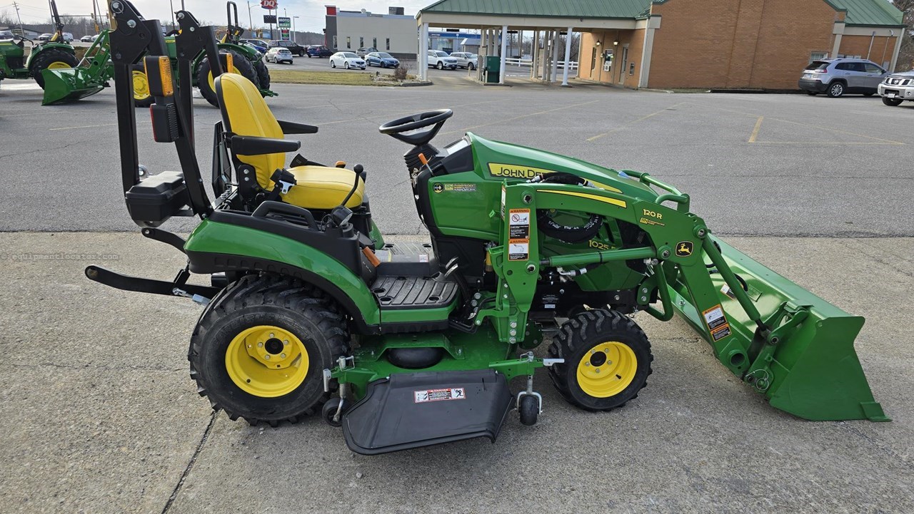 2023 John Deere 1025R Image 2