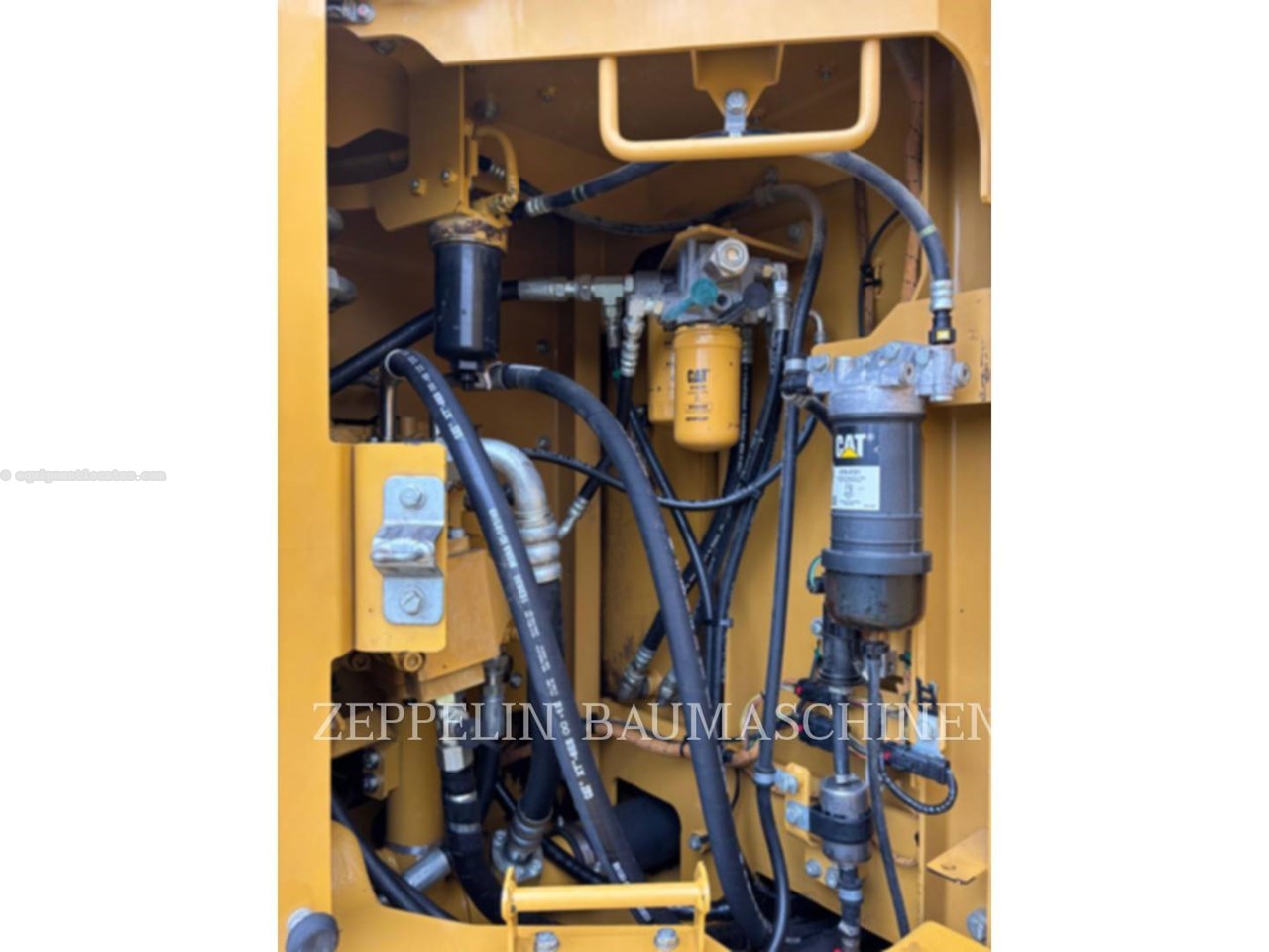 2018 Caterpillar 325FL Image 10