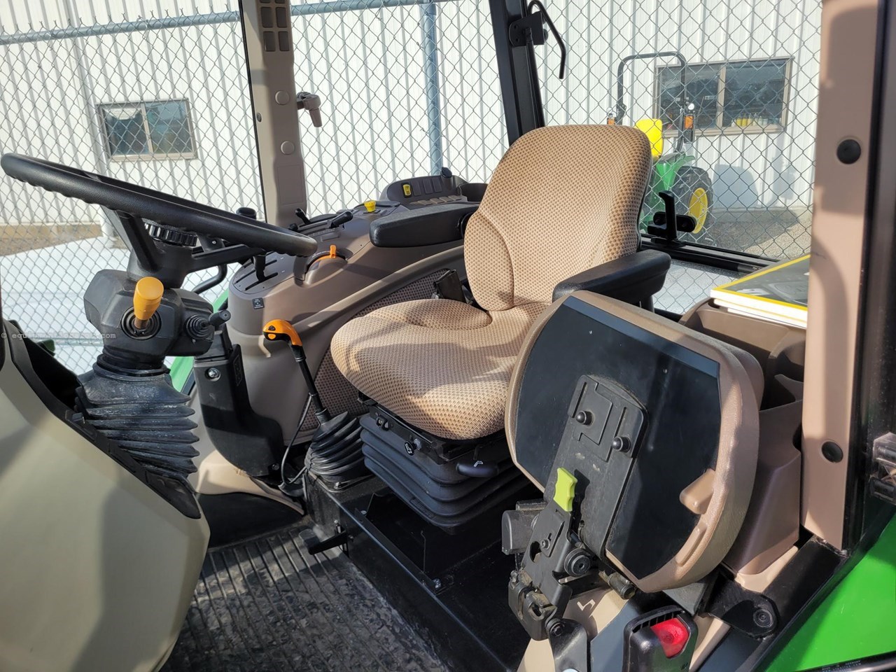 2021 John Deere 5100E Image 10