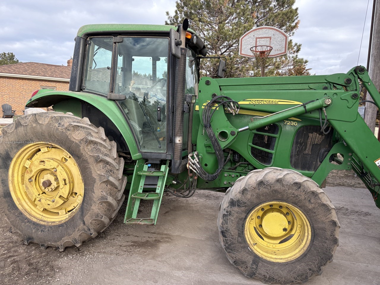2010 John Deere 7230 Image 4