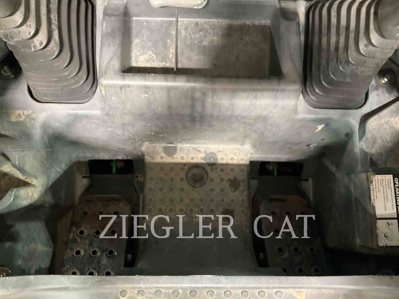 2016 John Deere 318E Image 10