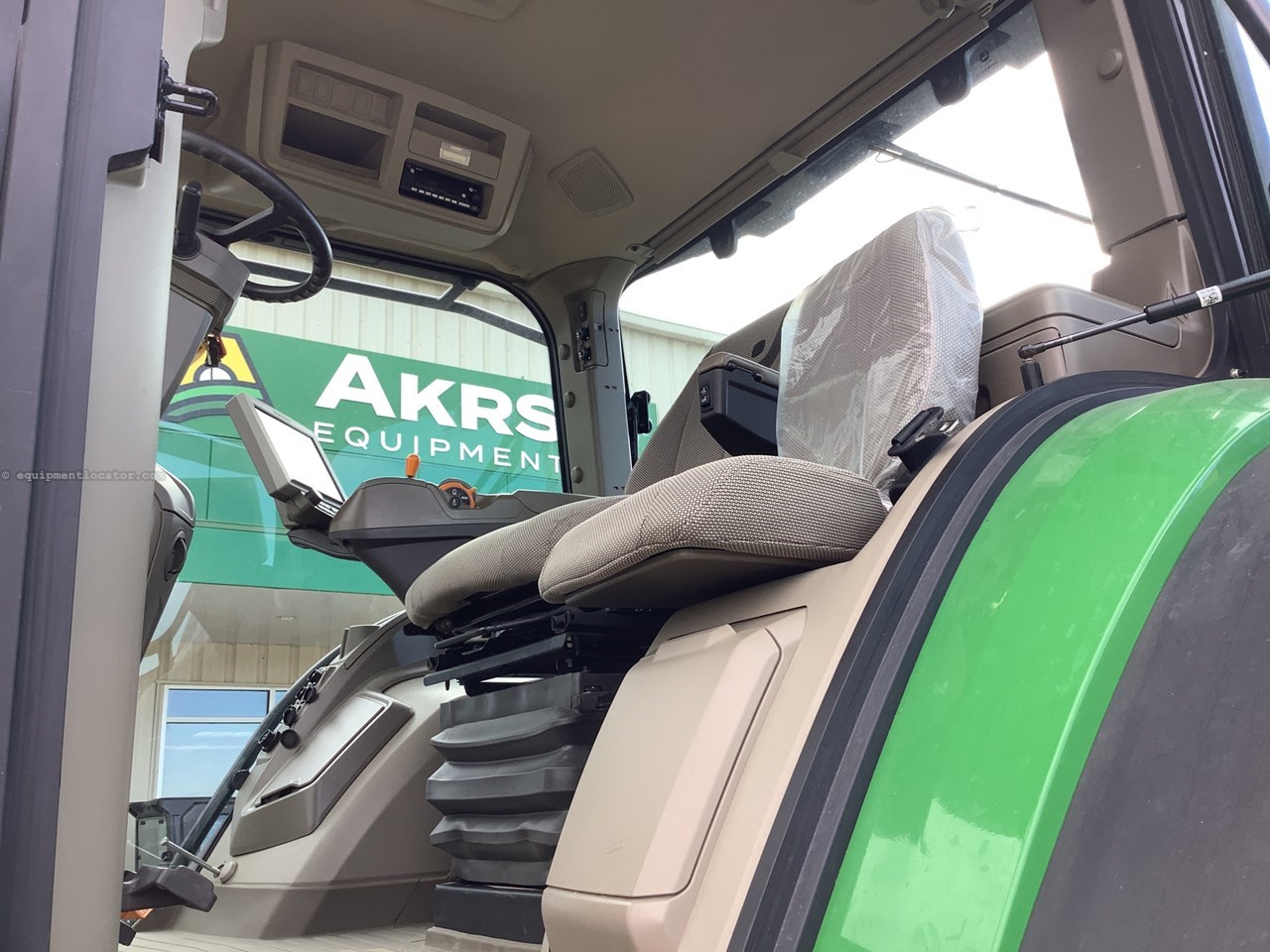 2023 John Deere 8R 250 Image 10