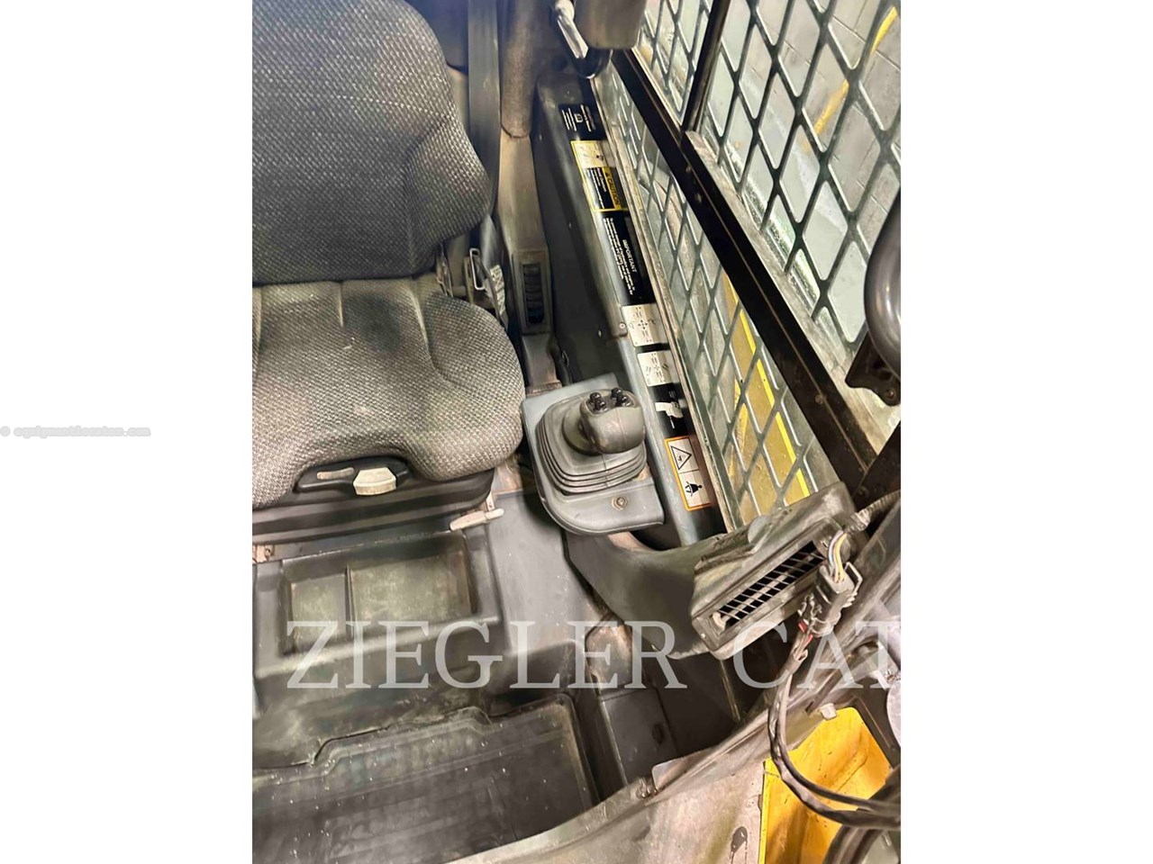 2013 John Deere 329 D Image 11