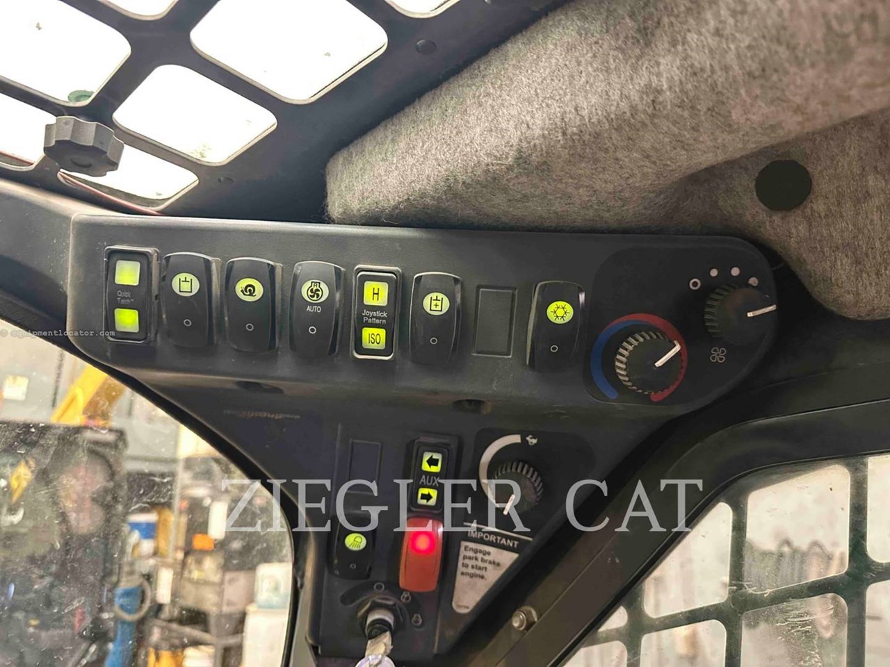 2013 John Deere 329 D Image 17