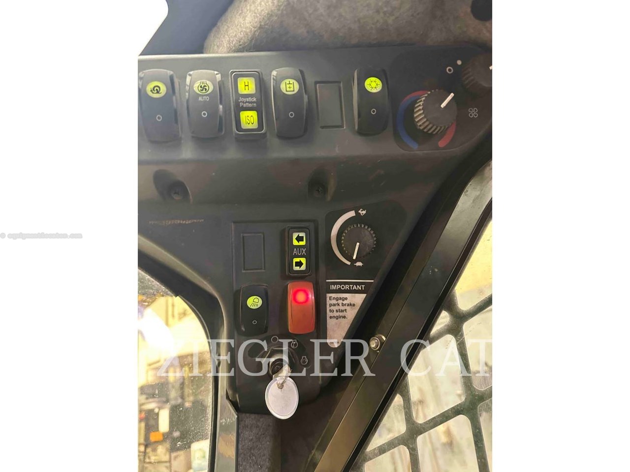 2013 John Deere 329 D Image 18