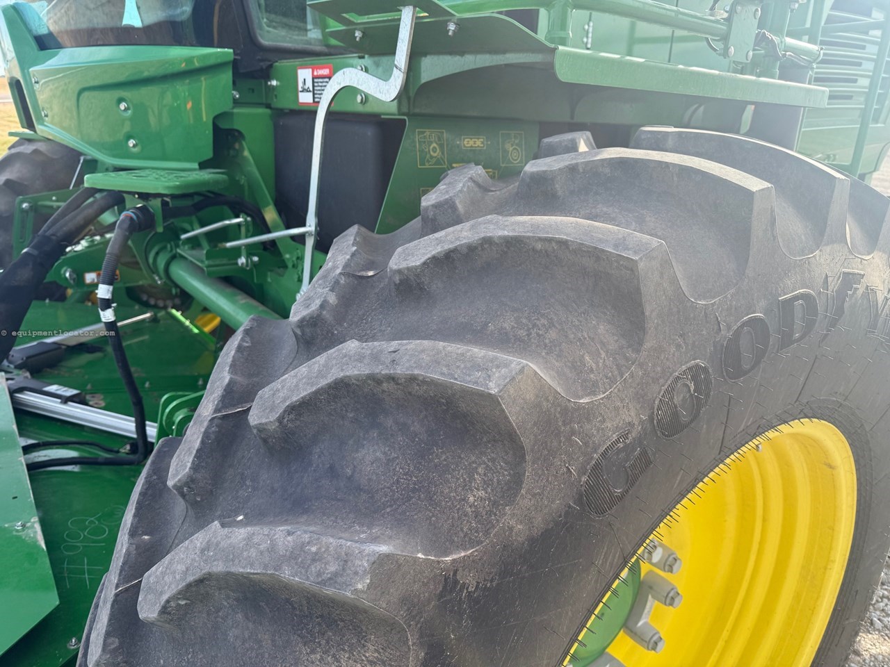 2024 John Deere W235R Image 10