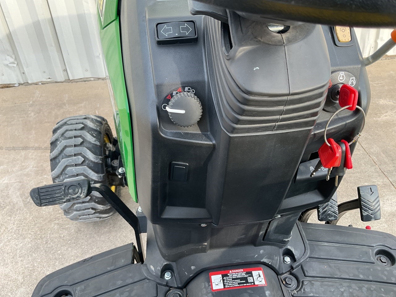 2023 John Deere 1025R Image 10