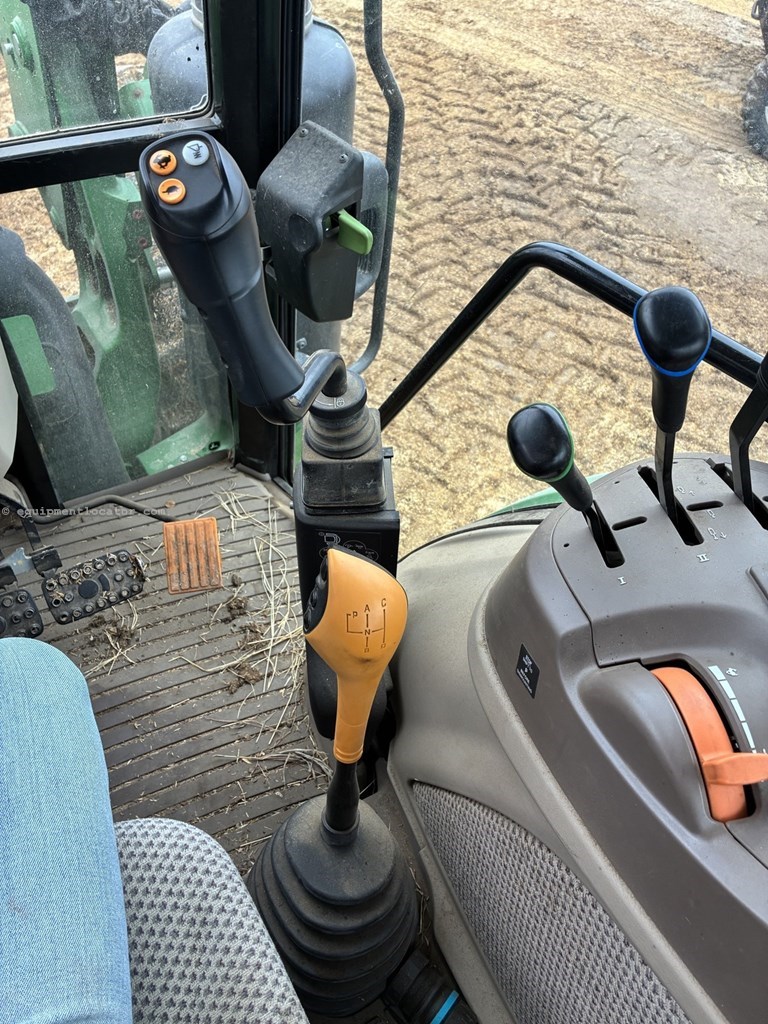 2022 John Deere 5100M Image 10