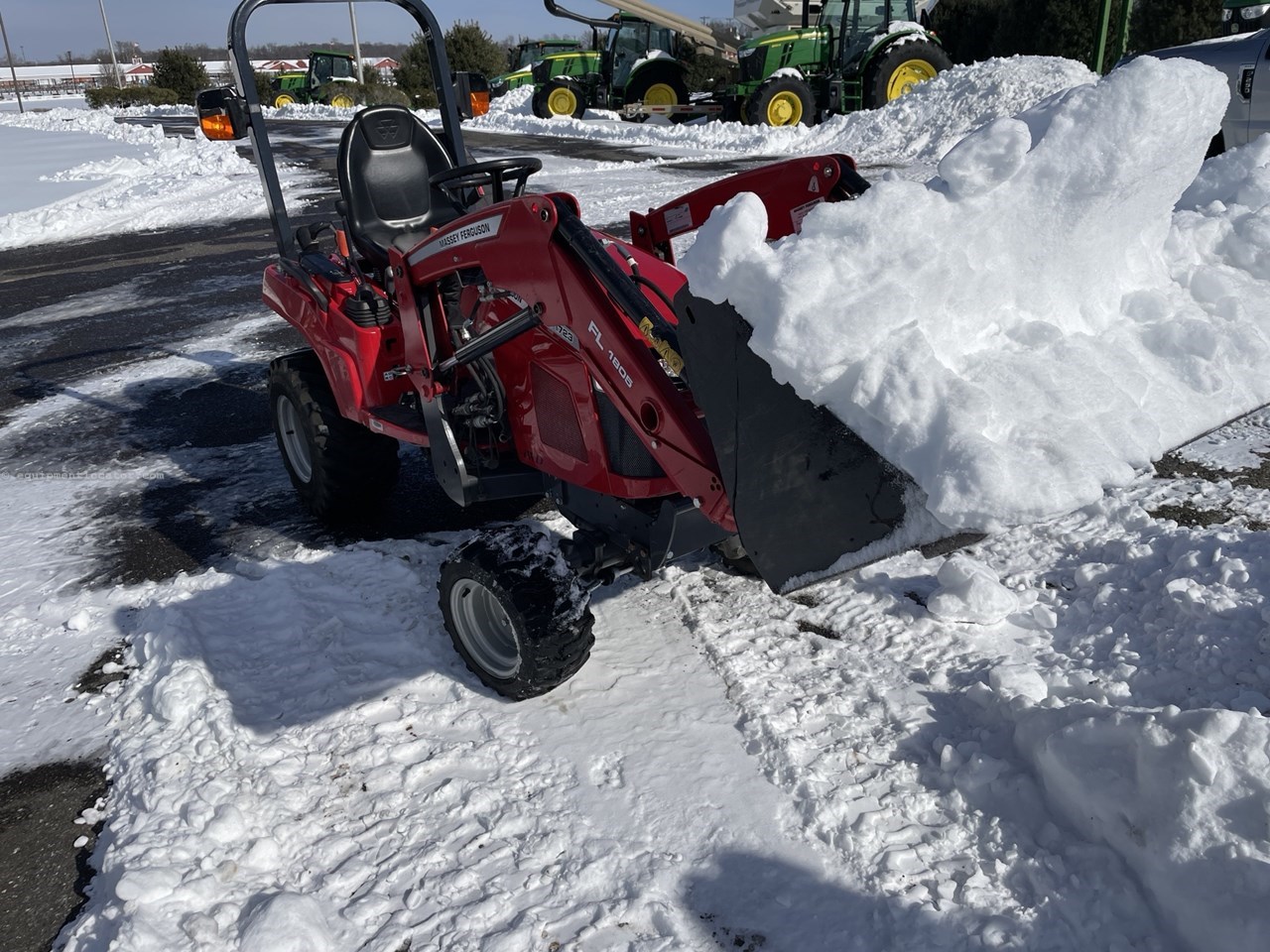 2022 Massey Ferguson GC1723 Image 6