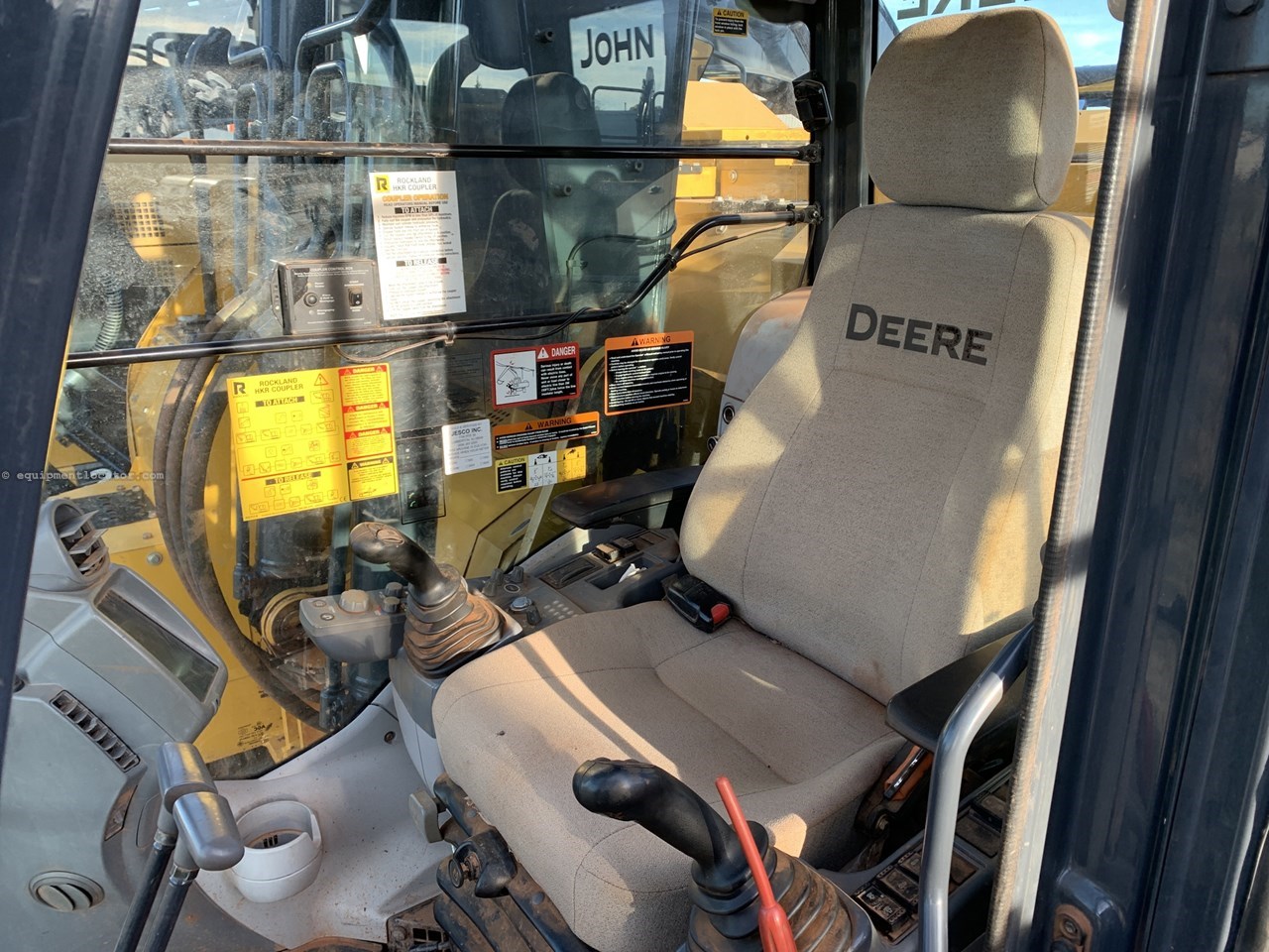 2018 John Deere 245G LC Image 10