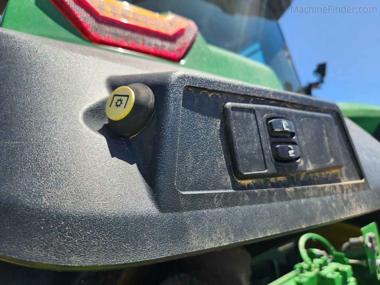 2022 John Deere 8R 250 Image 32