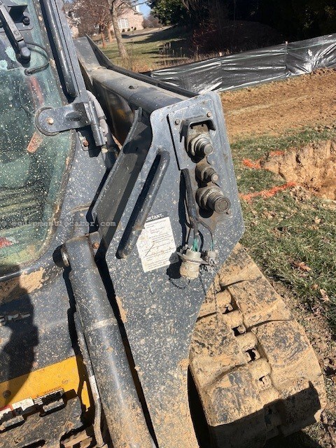 2023 John Deere 325G Image 10