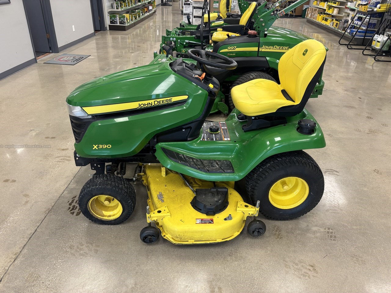 2022 John Deere X390 Image 2