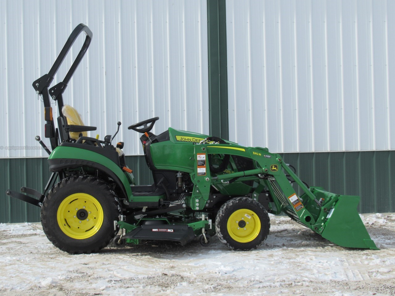 2022 John Deere 2025R Image 4