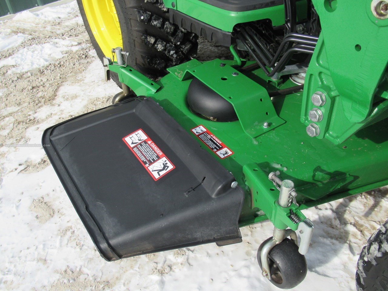 2022 John Deere 2025R Image 14