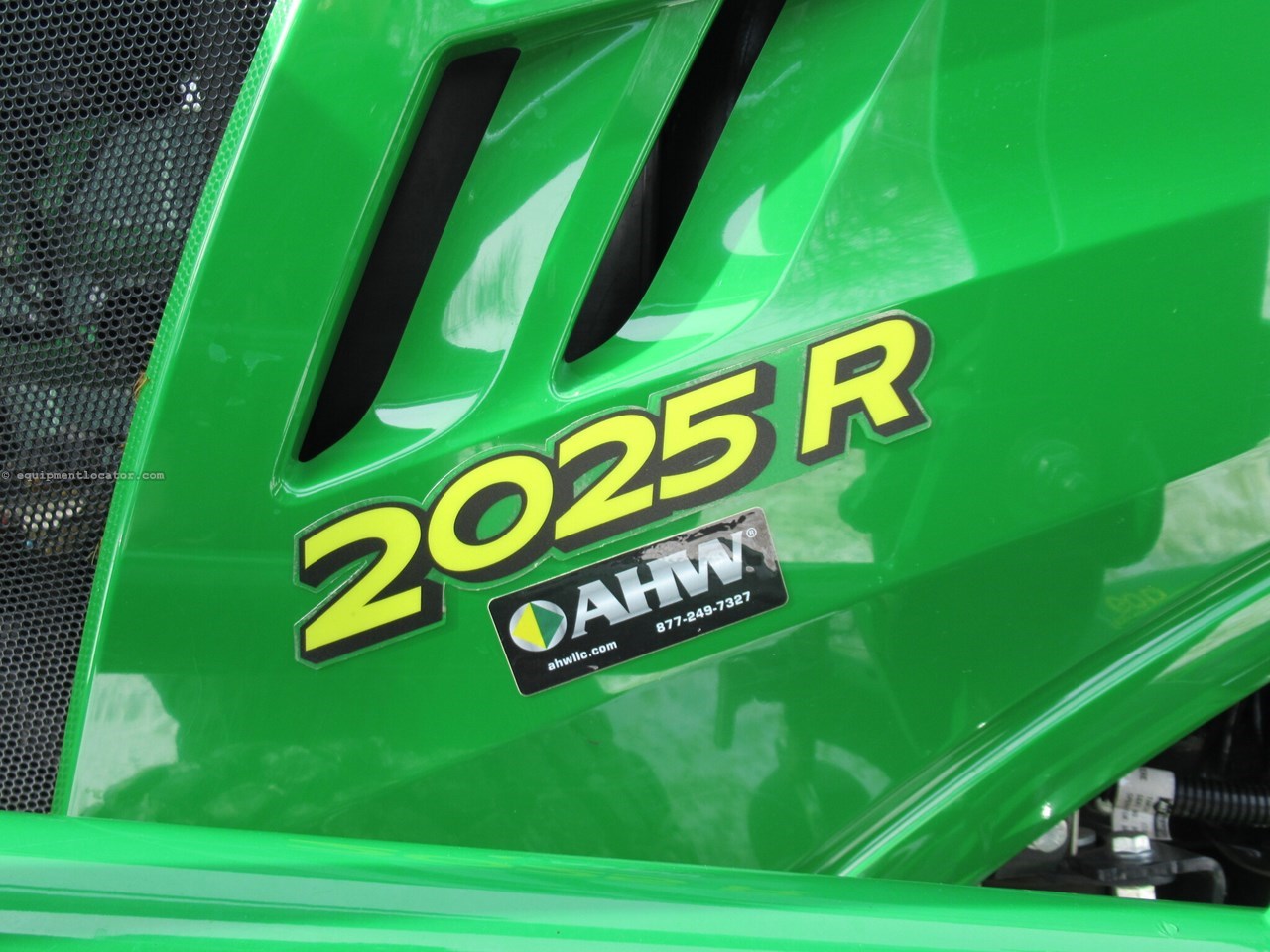 2022 John Deere 2025R Image 16