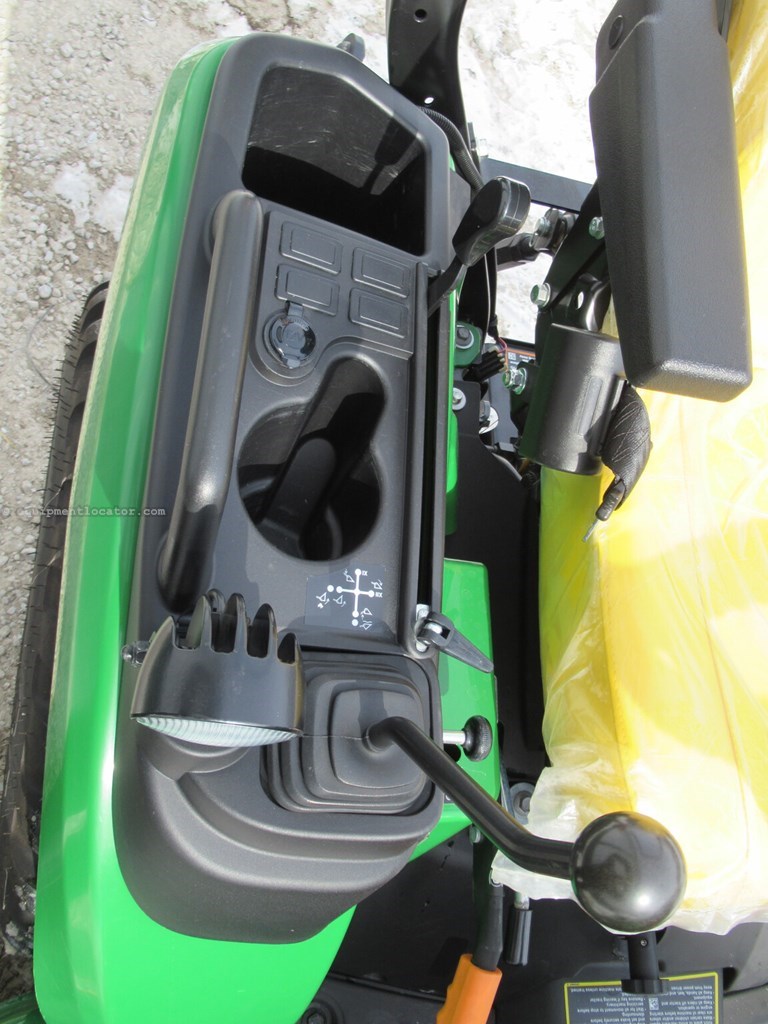 2022 John Deere 2025R Image 21