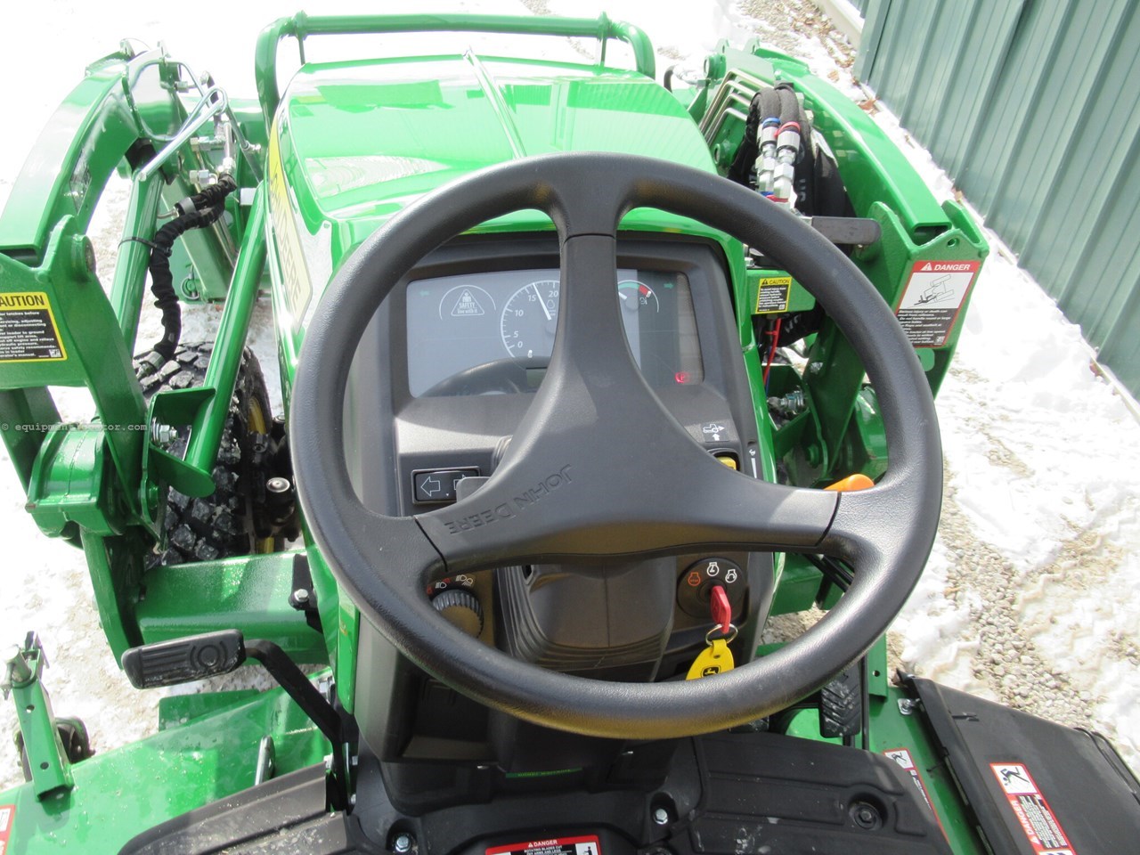 2022 John Deere 2025R Image 25