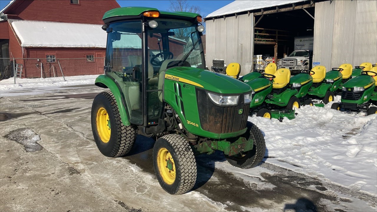 2015 John Deere 3046R Image 4