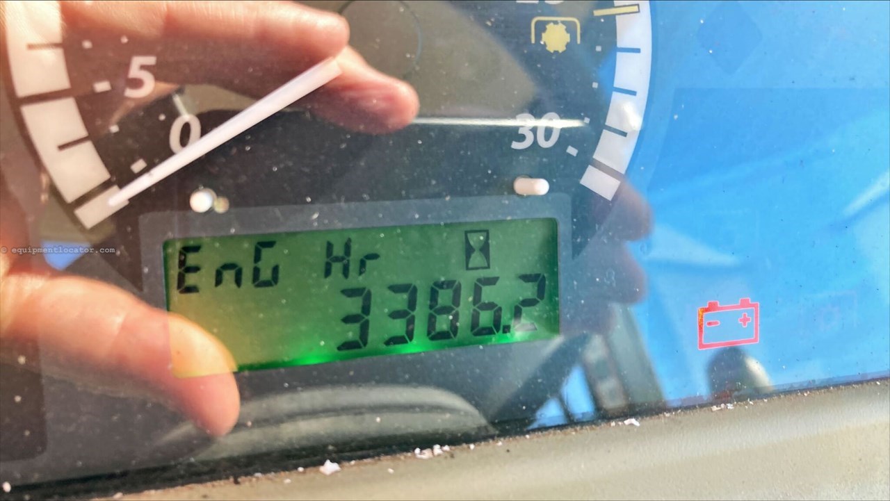 2015 John Deere 3046R Image 10