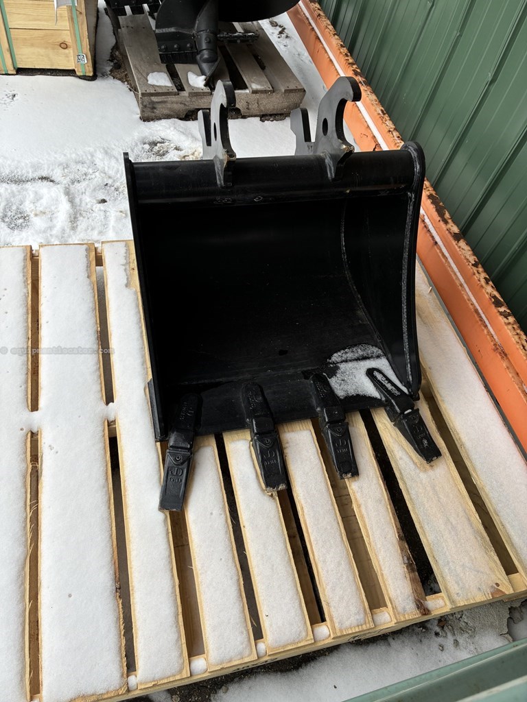 2024 John Deere 24" HEAVEY DUTY MINI EX BUCKET 35G/P Image 3