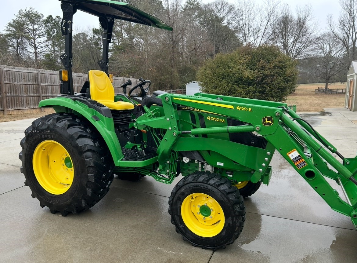 2022 John Deere 4052M Image 4