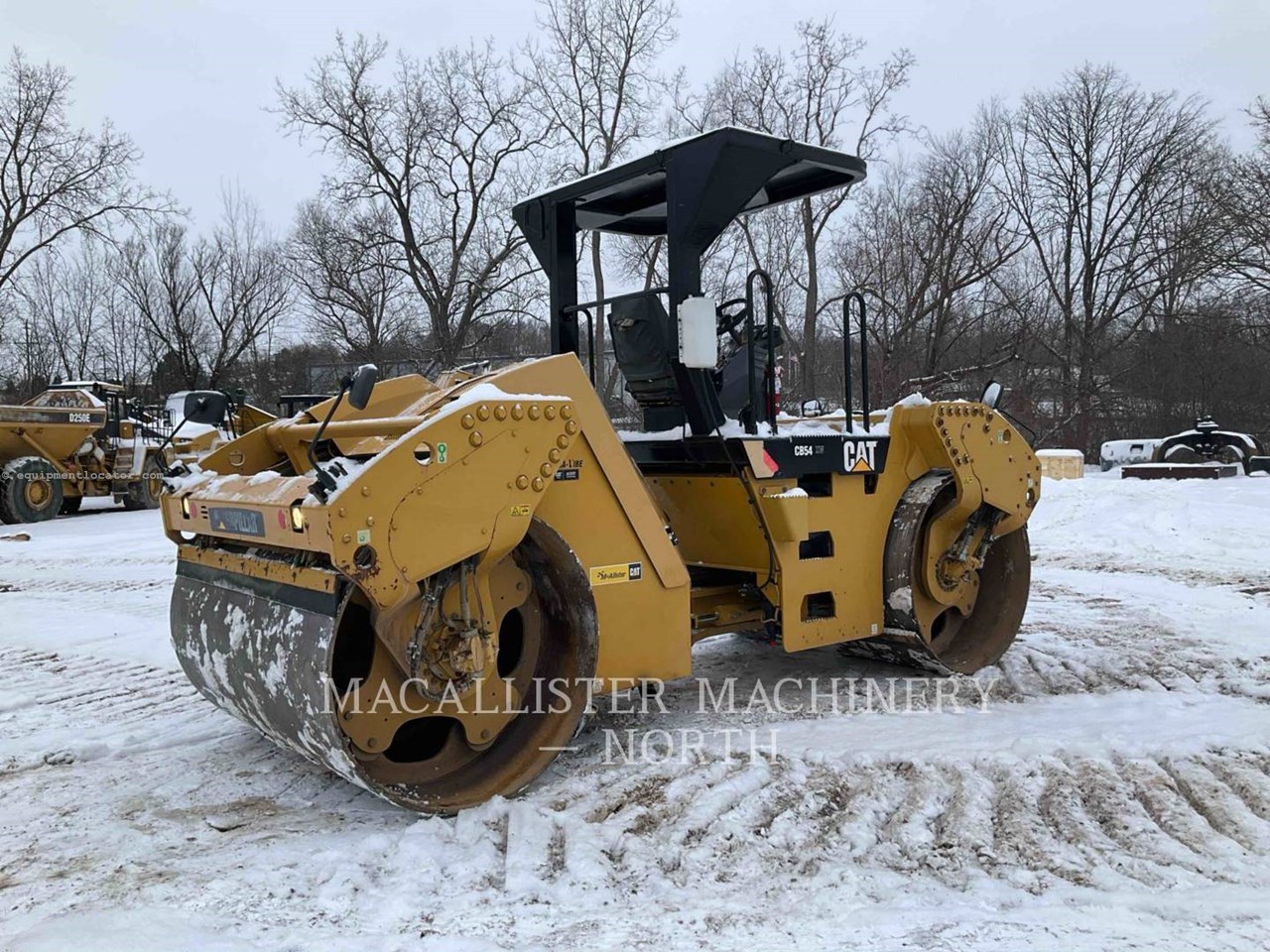 2015 Caterpillar CB54 XW Image 3