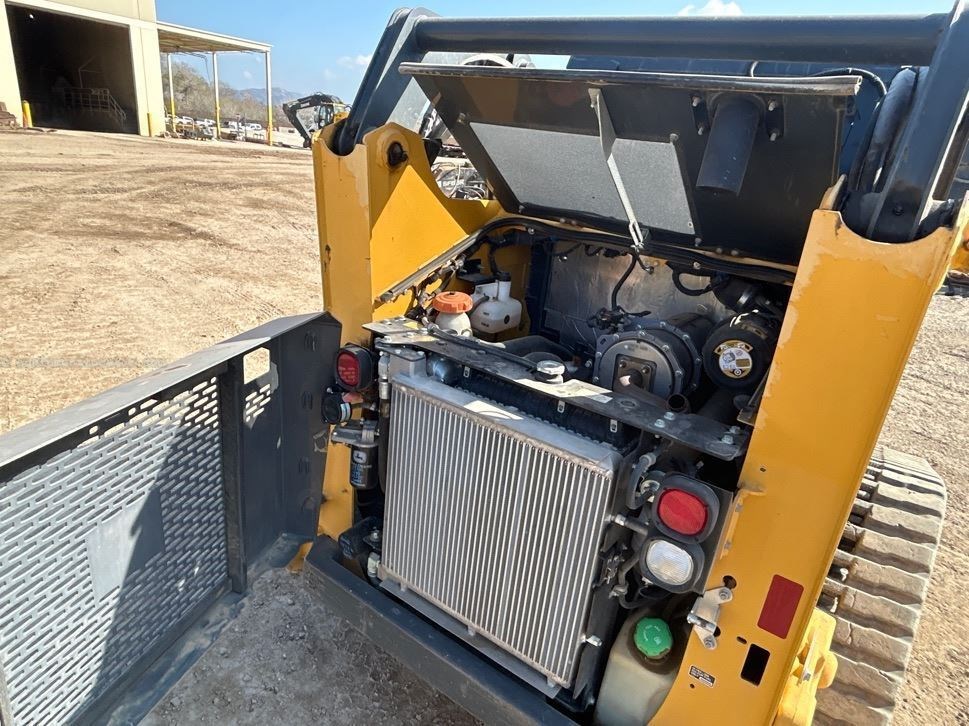 2024 John Deere 317G Image 13