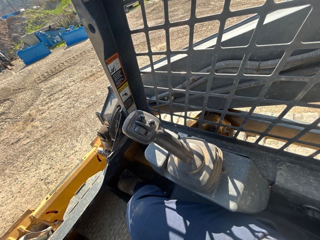 2024 John Deere 317G Image 32