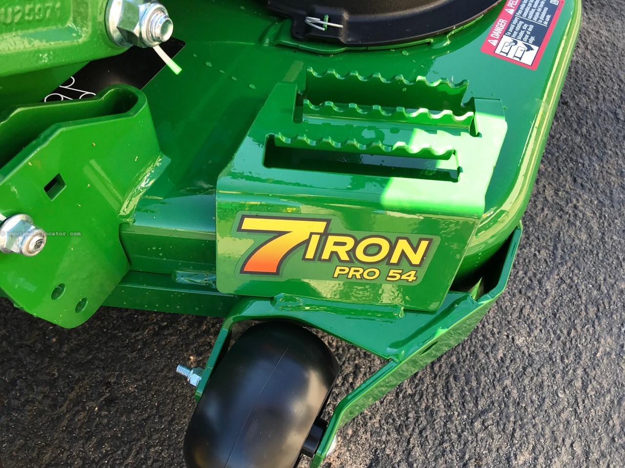 2026 John Deere Z920M 54" Image 4