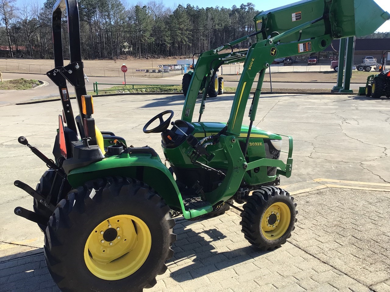 2023 John Deere 3032E Image 10