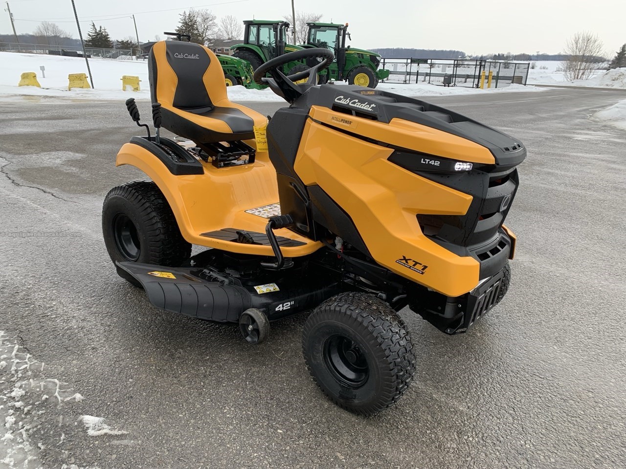 2023 Cub Cadet XT1 Image 4