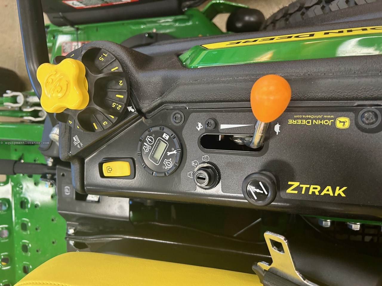 2026 John Deere Z960M 60" Image 4