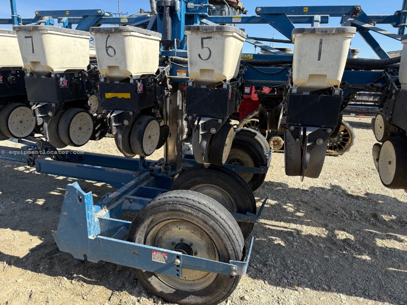 2003 Kinze 3600 Image 10