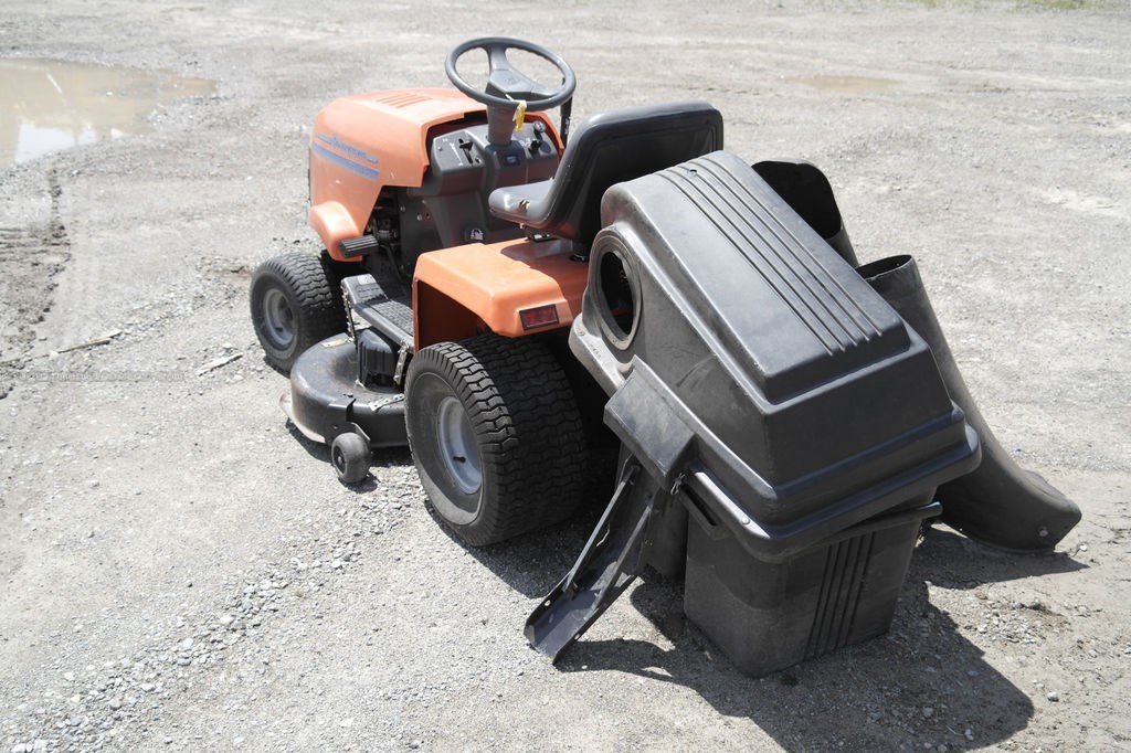 Husqvarna YTH-150 Image 3