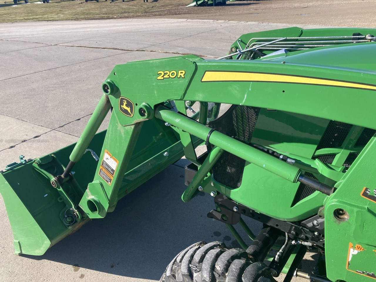 2020 John Deere 2032R Image 10