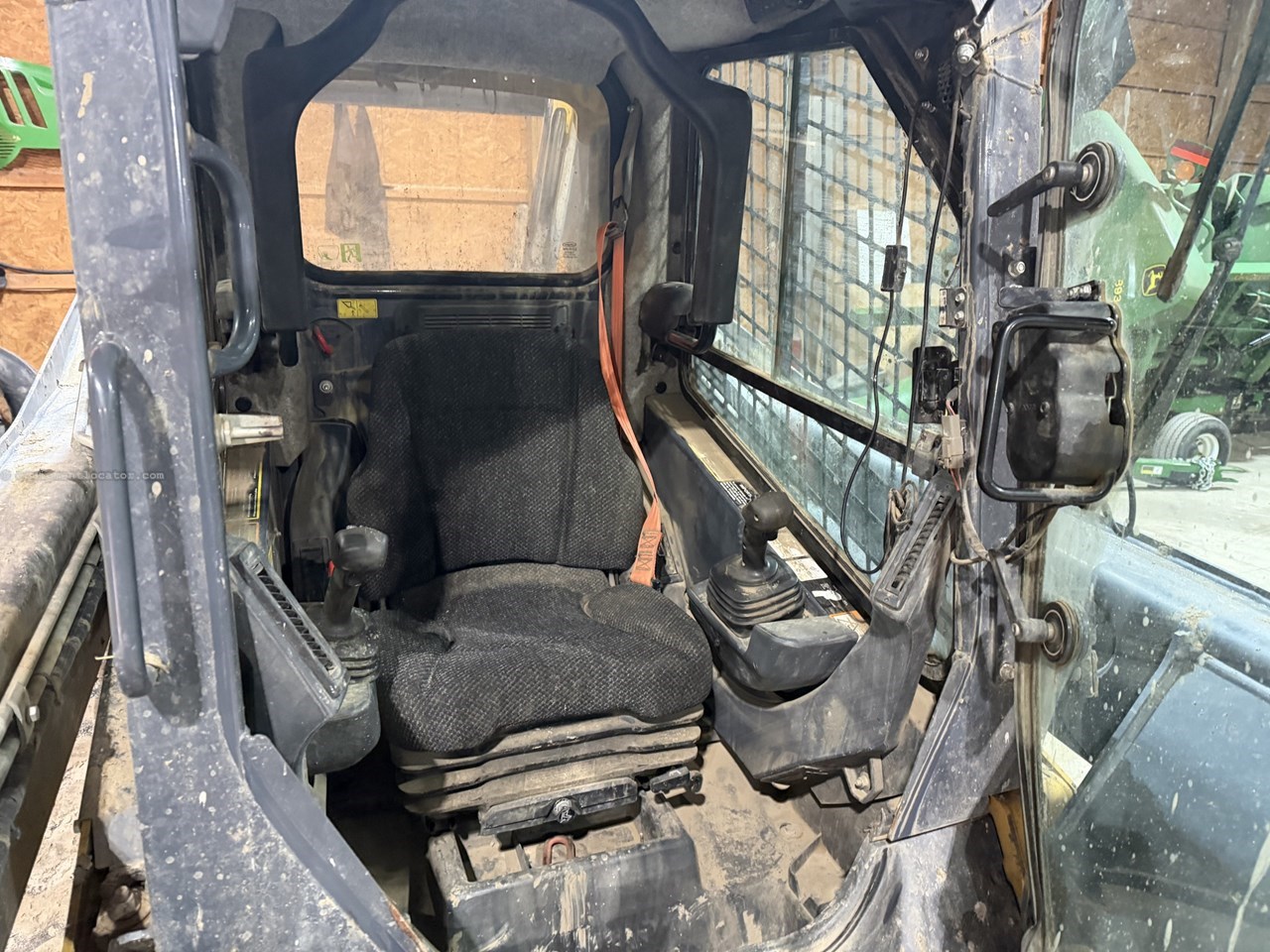 2017 John Deere 323E Image 12