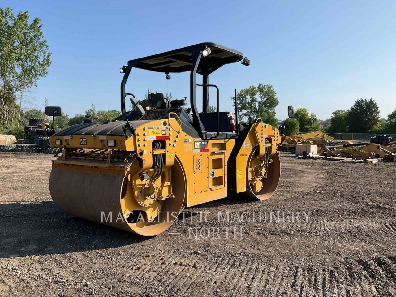 2017 Caterpillar CB64B Image 10