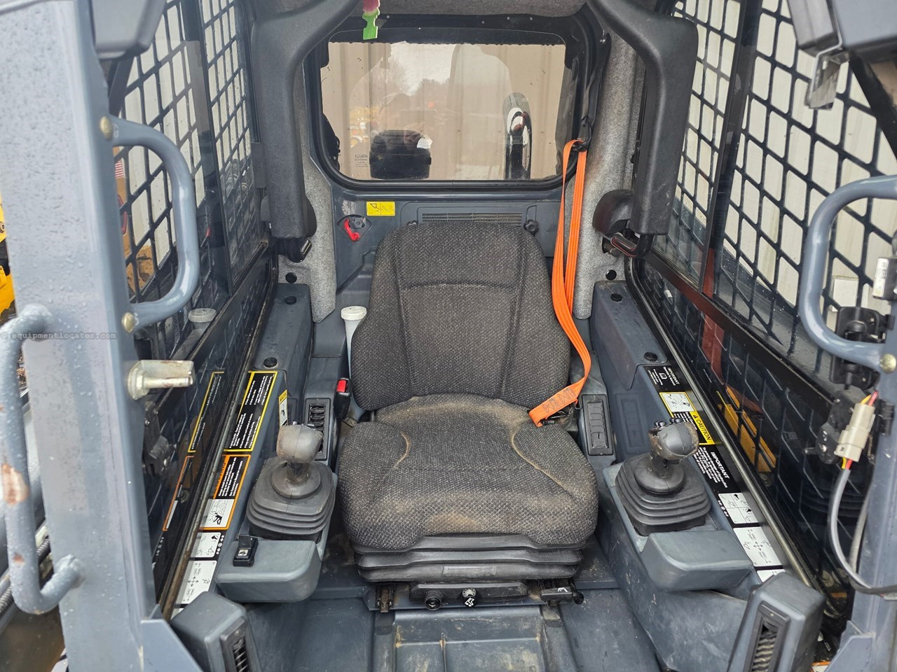 2020 John Deere 325G Image 10