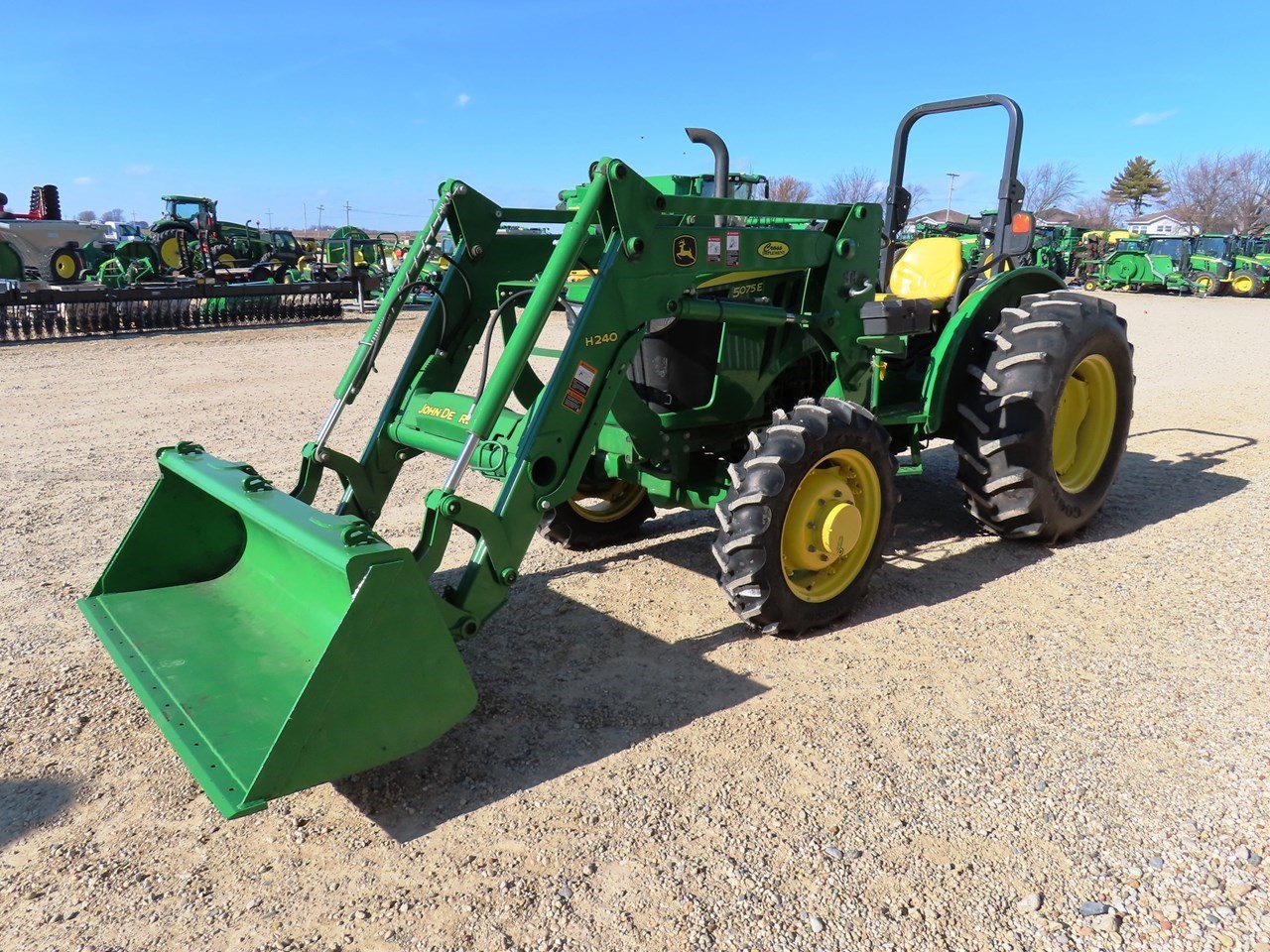 2015 John Deere 5075E Image 10
